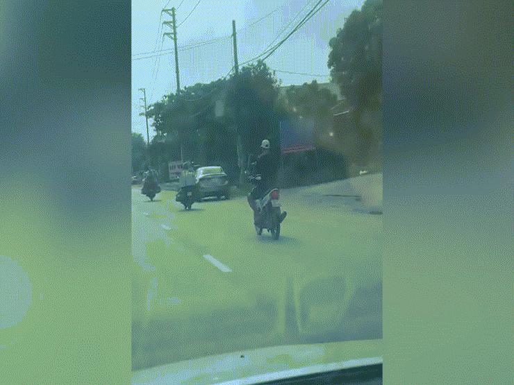 Xe máy - Xe đạp - Clip: Thanh niên đi xe máy "cầm đồ" khiến ai cũng choáng