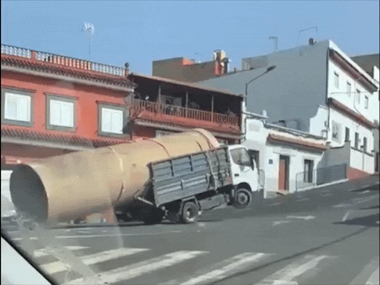 Ô tô - Clip: Xe chở quá tải bị bốc đầu, tài xế thản nhiên như không