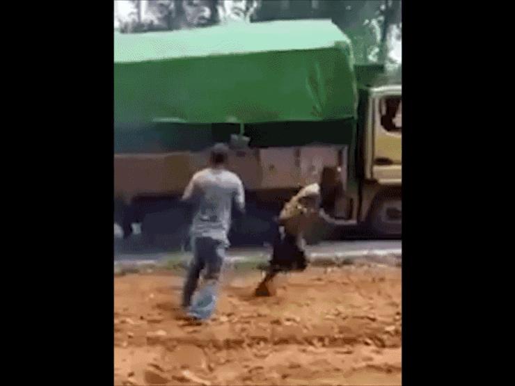 Ô tô - Clip: Tài cứng xử lý cực đỉnh khi xe tải bị tuột dốc lao vun vút