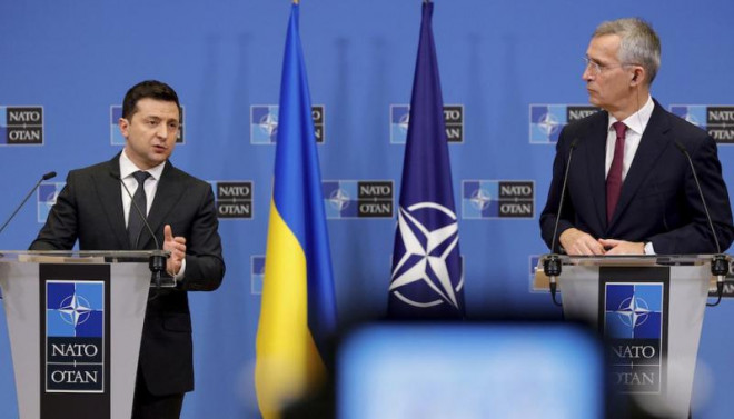 Ông Zelensky phát biểu cạnh ông Stoltenberg ở trụ sở NATO tại Brussels, Bỉ, hồi cuối năm 2021. Ảnh: Getty Images