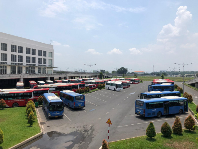 Theo thống kê, hiện tại Bến xe Miền Đông mới có 20 doanh nghiệp đăng ký hoạt động với 18 tuyến đường. Trung bình mỗi ngày chỉ khoảng 9-10 lượt xe xuất bến, mỗi lượt xe trung bình chỉ có khoảng 8 hành khách.