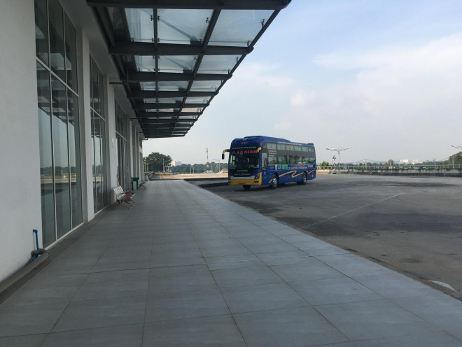 Theo đại diện BXMĐ, đến thời điểm này hai bến cũ và mới vẫn đang trong quá trình di dời thuộc giai đoạn 1. Sau khi các tuyến ở giai đoạn 1 ổn định, TPHCM sẽ tiếp tục di dời các tuyến khác trong giai đoạn 2. "Hiện nay, chúng tôi không cho phép hoạt động đón khách (thuộc các tuyến đã di dời) trực tiếp tại bến cũ như trước, trừ các trường hợp xe trung chuyển. Tuy nhiên vẫn có một số nhà xe cố tình hẹn khách ở một vài điểm lân cận bến", đại diện BXMĐ cho hay.