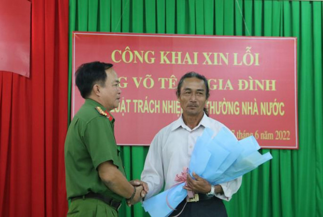 Đại tá Đinh Kim Lập, Phó Giám đốc Công an tỉnh Bình Thuận bắt tay xin lỗi ông Võ Ngọc (con ông Tê)
