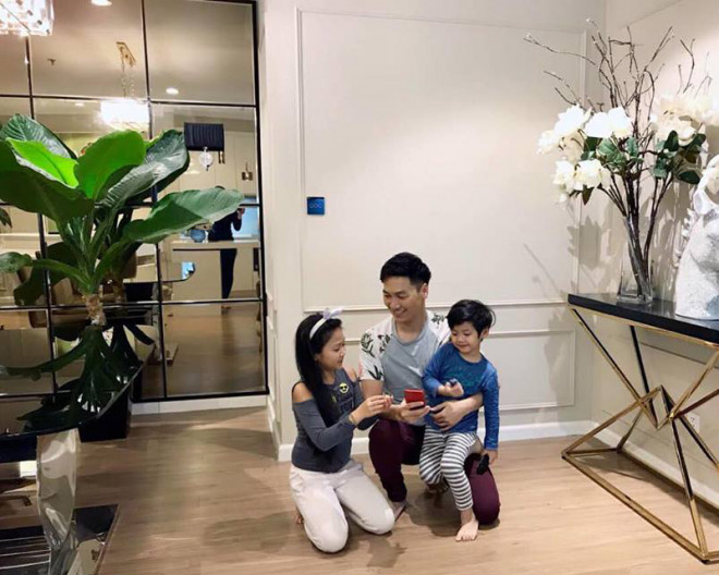 Trắng và nâu là tông màu nổi bật của căn nhà có diện tích 140m2. Góc nào nhìn cũng sang trọng.