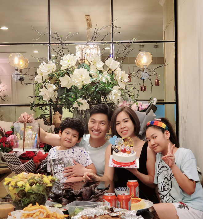 Gia đình hạnh phúc của Mạnh Trường.