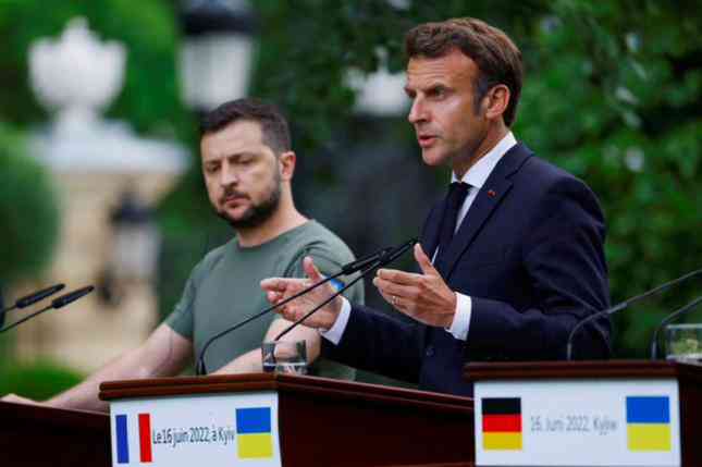 Tổng thống Pháp Emmanuel Macron trong cuộc họp báo chung với Tổng thống Ukraine Volodymyr Zelensky tại Kiev ngày 16/6. (Ảnh: Reuters)