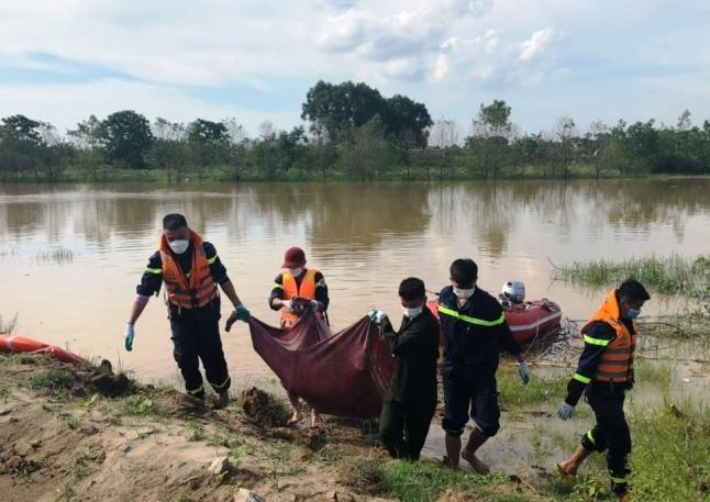 Lực lượng chức năng đưa thi thể lên bờ