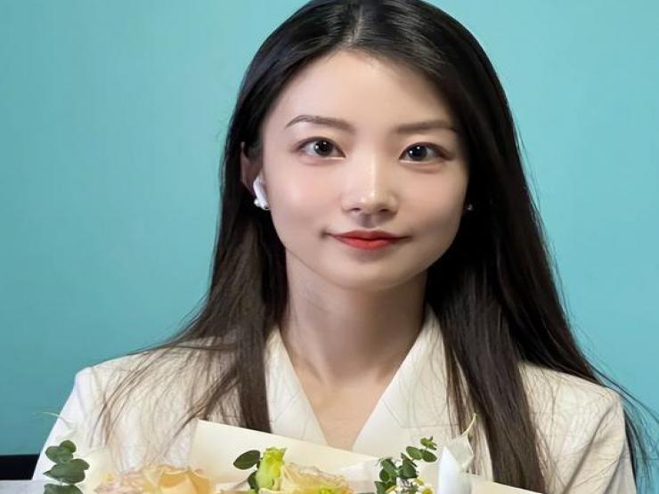 Bạn trẻ - Cuộc sống - Nổi tiếng chỉ sau 1 bức ảnh, cư dân mạng sốc khi biết học vấn hiện tại của cô