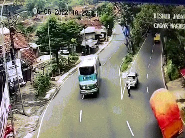 Video: Hoảng hồn chứng kiến cảnh ô tô con bị xe tải đè trúng, kéo lê trên đường
