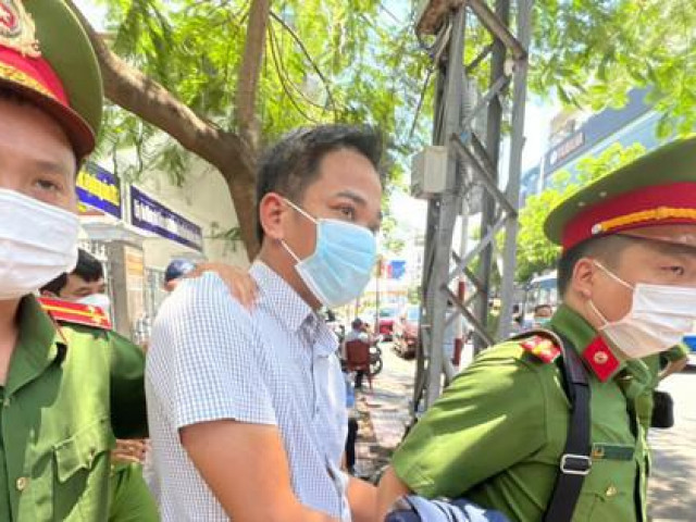 Chùm ảnh: Công an khám xét, thu giữ nhiều thùng tài liệu tại CDC Khánh Hòa
