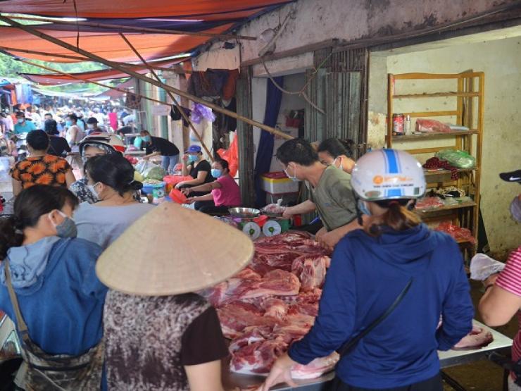 Sản xuất - Tiêu dùng - Chật vật trong cơn "bão giá" vẫn không đủ sống, nhiều gia đình “gồng gánh nhau” về quê