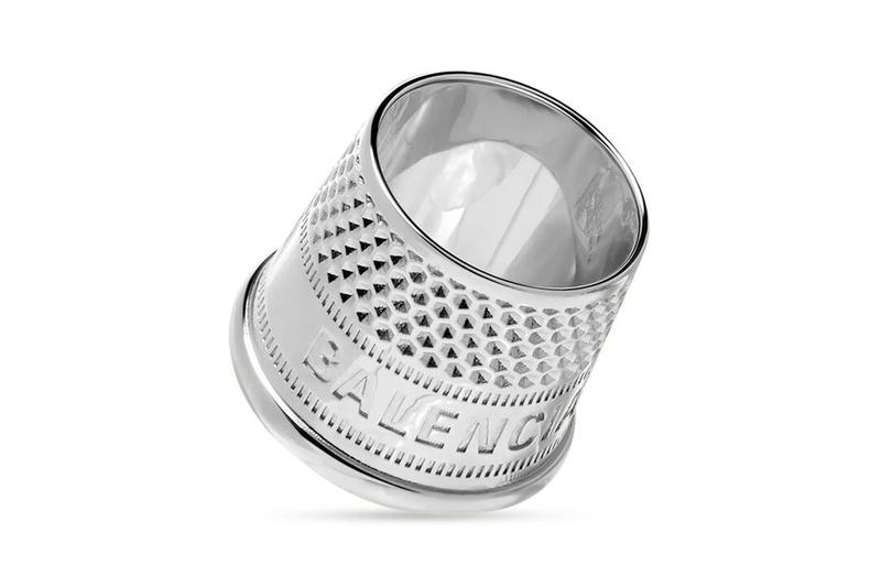 Balenciaga ra mắt bộ món phụ kiện không ai ngờ tới - 1