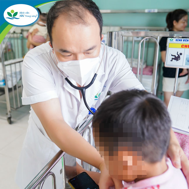 Bác sĩ thăm khám cho bệnh nhi sau nội soi gắp dị vật.