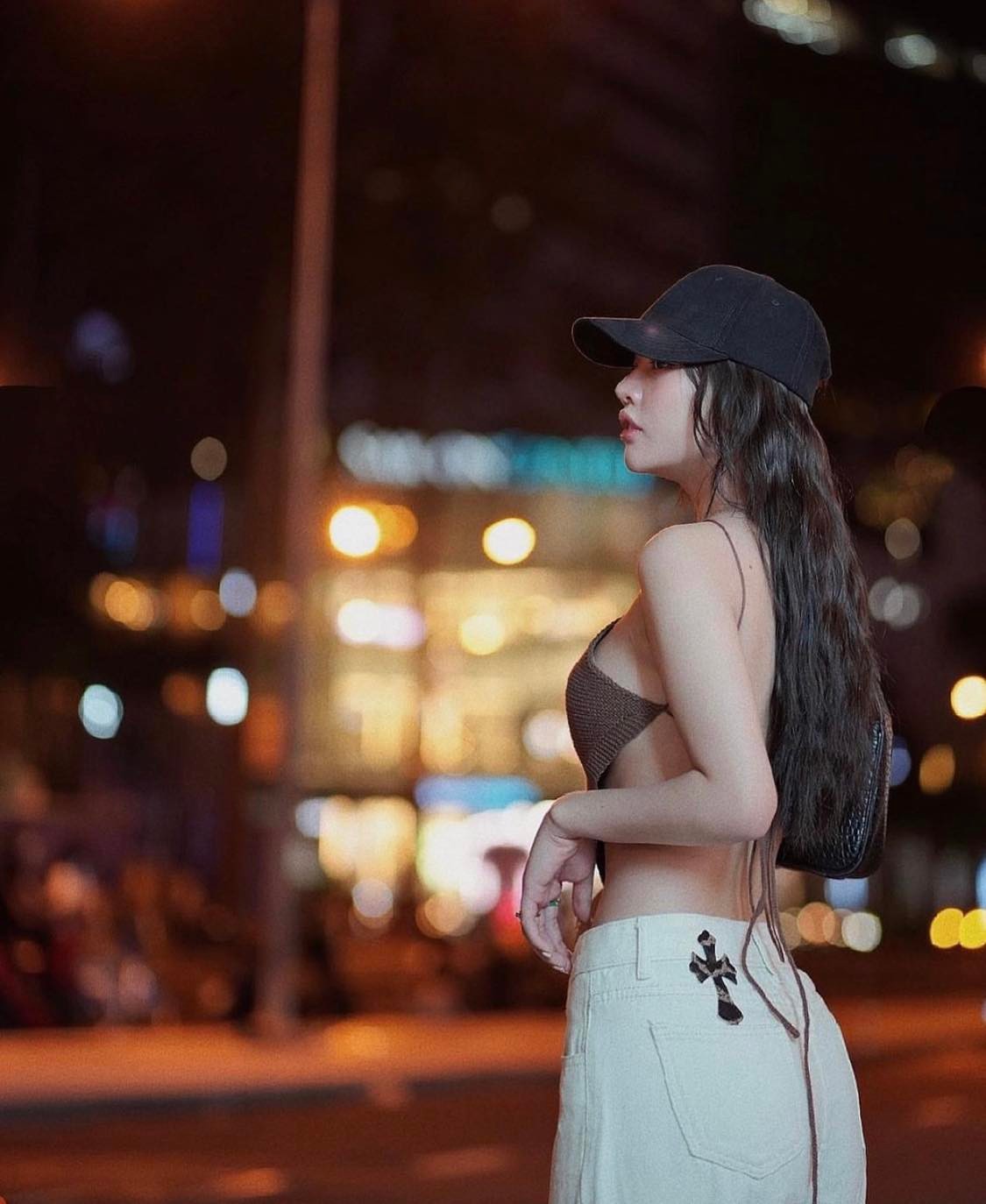 Hot girl Sài thành diện áo yếm len croptop, khoe trọn "điểm vàng" cơ thể hấp dẫn.