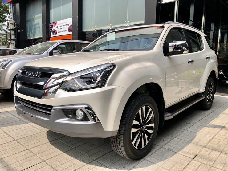 Isuzu Mu-X giảm giá mạnh dọn kho chờ phiên bản mới - 1