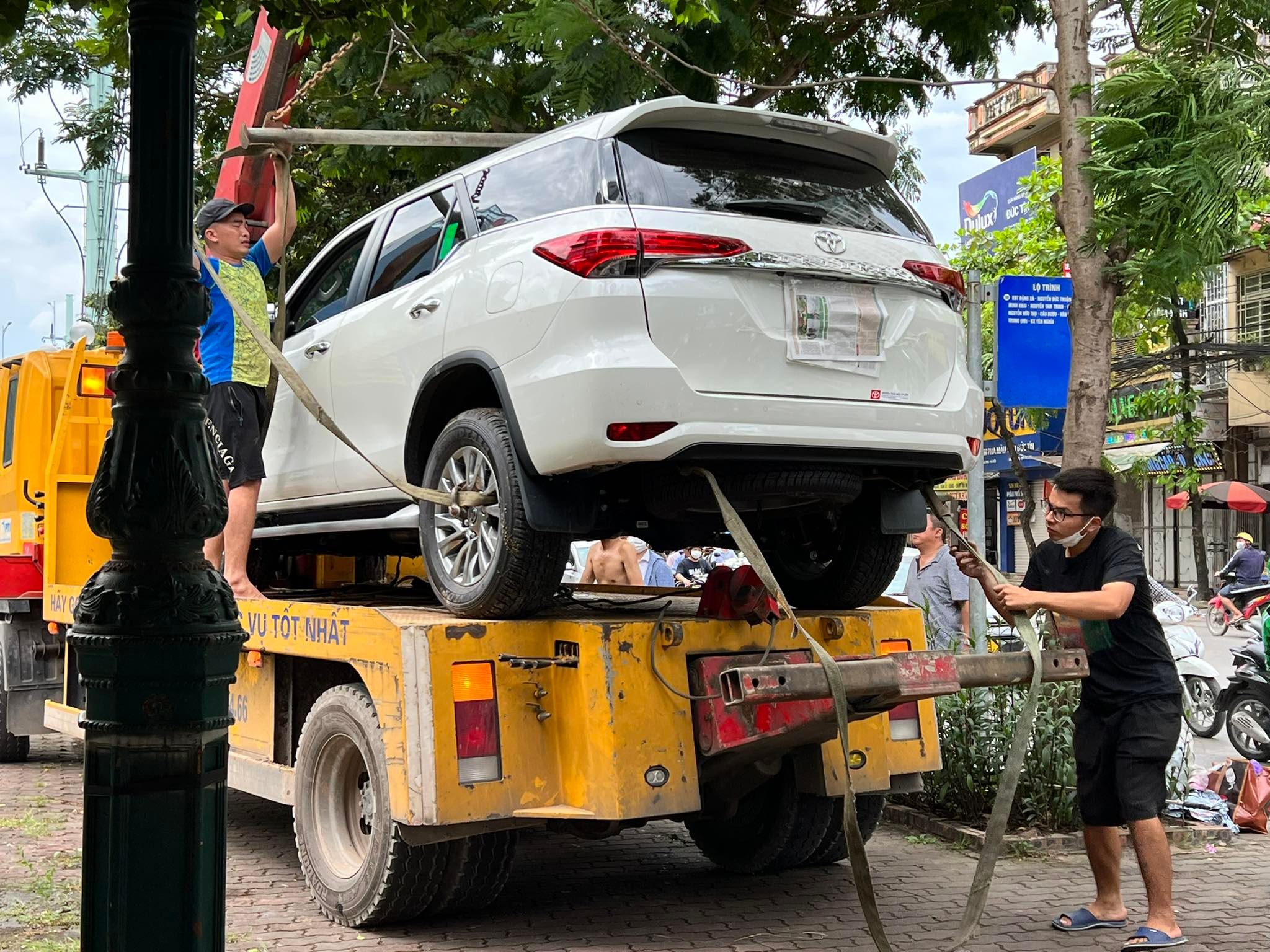 Theo vị đại diện này, nguyên nhân ban đầu được xác định là do tài xế&nbsp;chưa quen đi xe số tự động, không làm chủ được tay lái dẫn đến chiếc xe lao xuống sông. Sau khi xảy ra sự việc, tài xế mở cửa xe thoát ra ngoài gọi cứu hộ.