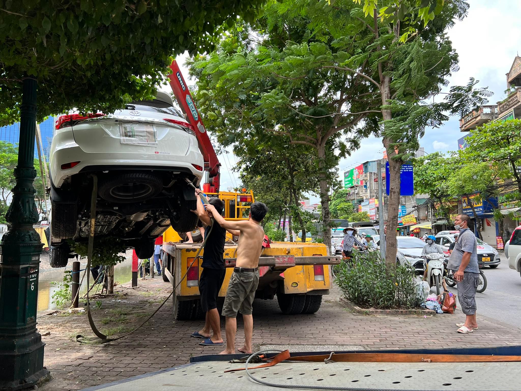 Đại diện Trung tâm cứu hộ giao thông 116 cho biết, khoảng hơn 14h, đơn vị nhận được điện thoại nhờ hỗ trợ của chủ xe&nbsp;ô tô bị trôi xuống sông Kim Ngưu.
