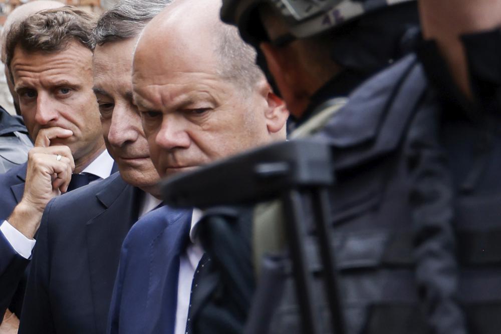 Tổng thống Pháp Emmanuel Macron, Thủ tướng Ý Mario Draghi và Thủ tướng Đức Olaf Scholz (từ trái qua) tới thăm vùng ngoại ô thủ đô Kiev hôm 16/6. Ảnh: AP