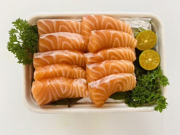 Cá hồi tươi sống thường được chế biến làm sushi hoặc sashimi.