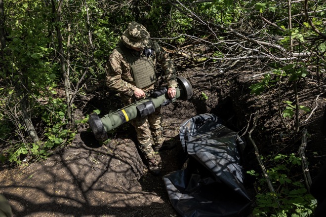 Binh sĩ Ukraine sử dụng tên lửa chống tăng Javelin ở tỉnh Kharkiv, Ukraine.