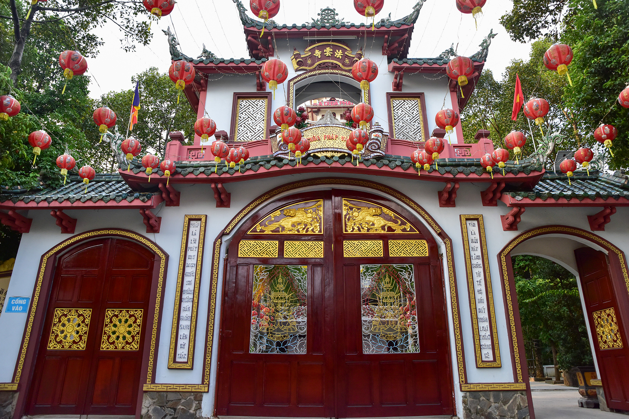 Chùa Pháp Vân (quận Tân Phú, TP.HCM) do Thiền sư Thích Nhất Hạnh khởi xướng xây dựng từ năm 1965. Cổng tam quan chùa khá đồ sộ, với 3 tầng mái nằm nổi bật bên đường Lê Thúc Hoạch.