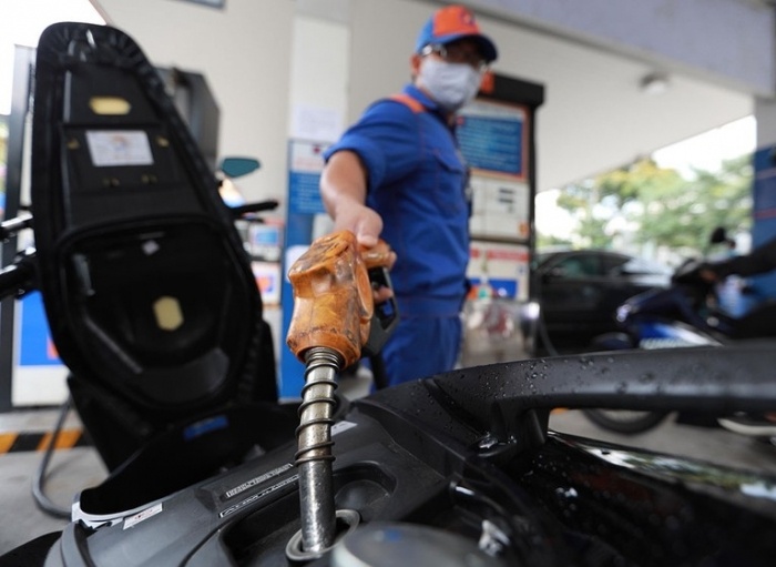 Xăng liên tục tăng tại Việt Nam