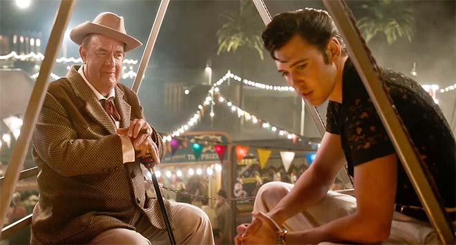 Tom Hanks và bạn diễn Austin Butler trong một cảnh phim "Elvis", sẽ ra mắt cuối tháng 6 này. Ông vào vai Tom Parker, quản lý của Elvis Presley.
