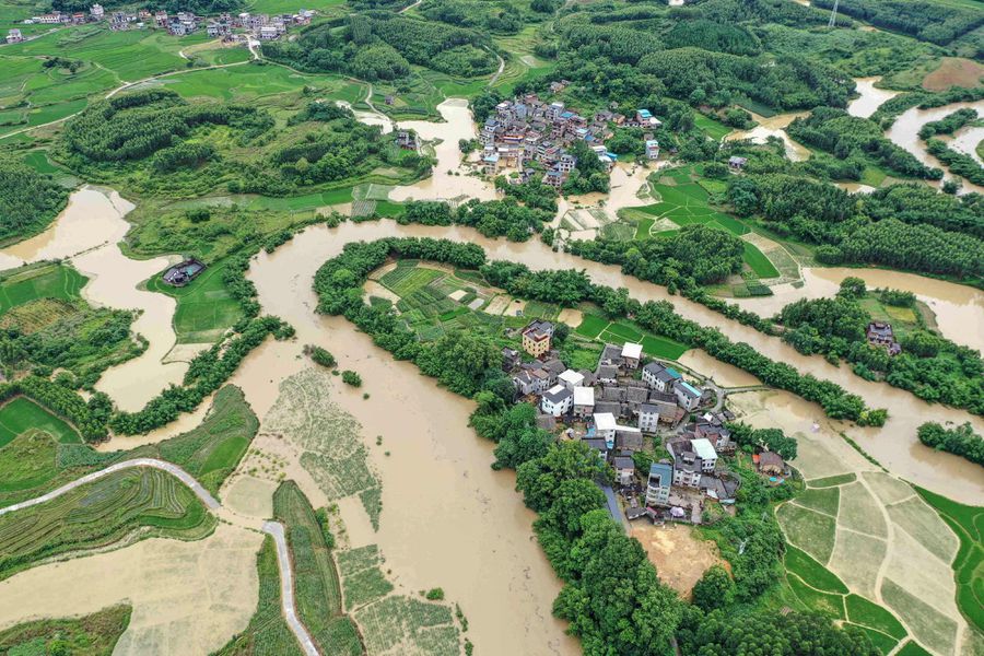 Cánh đồng và nhà ngập lụt sau trận mưa lớn ở Quảng Tây, miền nam Trung Quốc, hôm 13.6 (ảnh: Reuters)