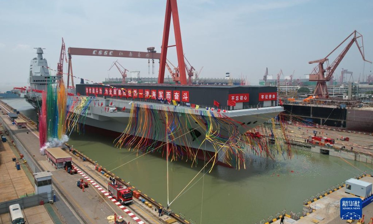 Phúc Kiến – tàu sân bay hiện đại nhất của Trung Quốc – xuất hiện trong lễ hạ thủy (ảnh: Xinhua)