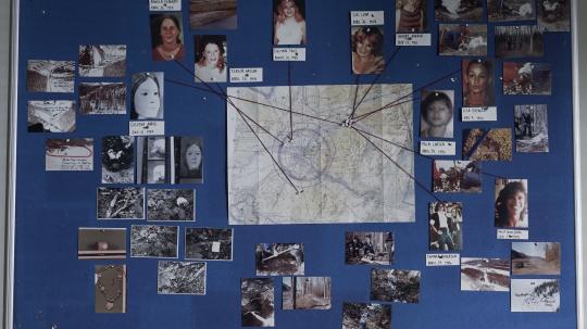Tấm bản đồ được đánh các chữ "X" tương ứng với nơi tìm thấy thi thể các nạn nhân.