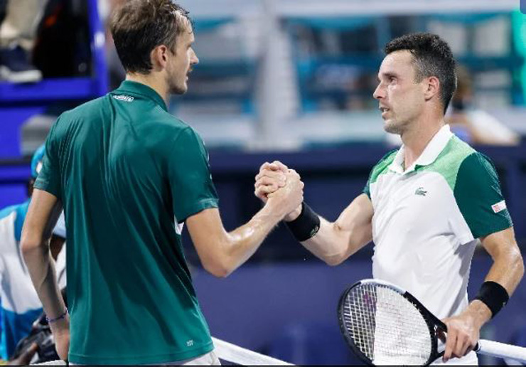 Tân số 1 thế giới Daniil Medvedev liệu có thể thắng trận đầu tiên trước Bautista Agut để ngắt mạch 3 trận toàn thua đối thủ này?