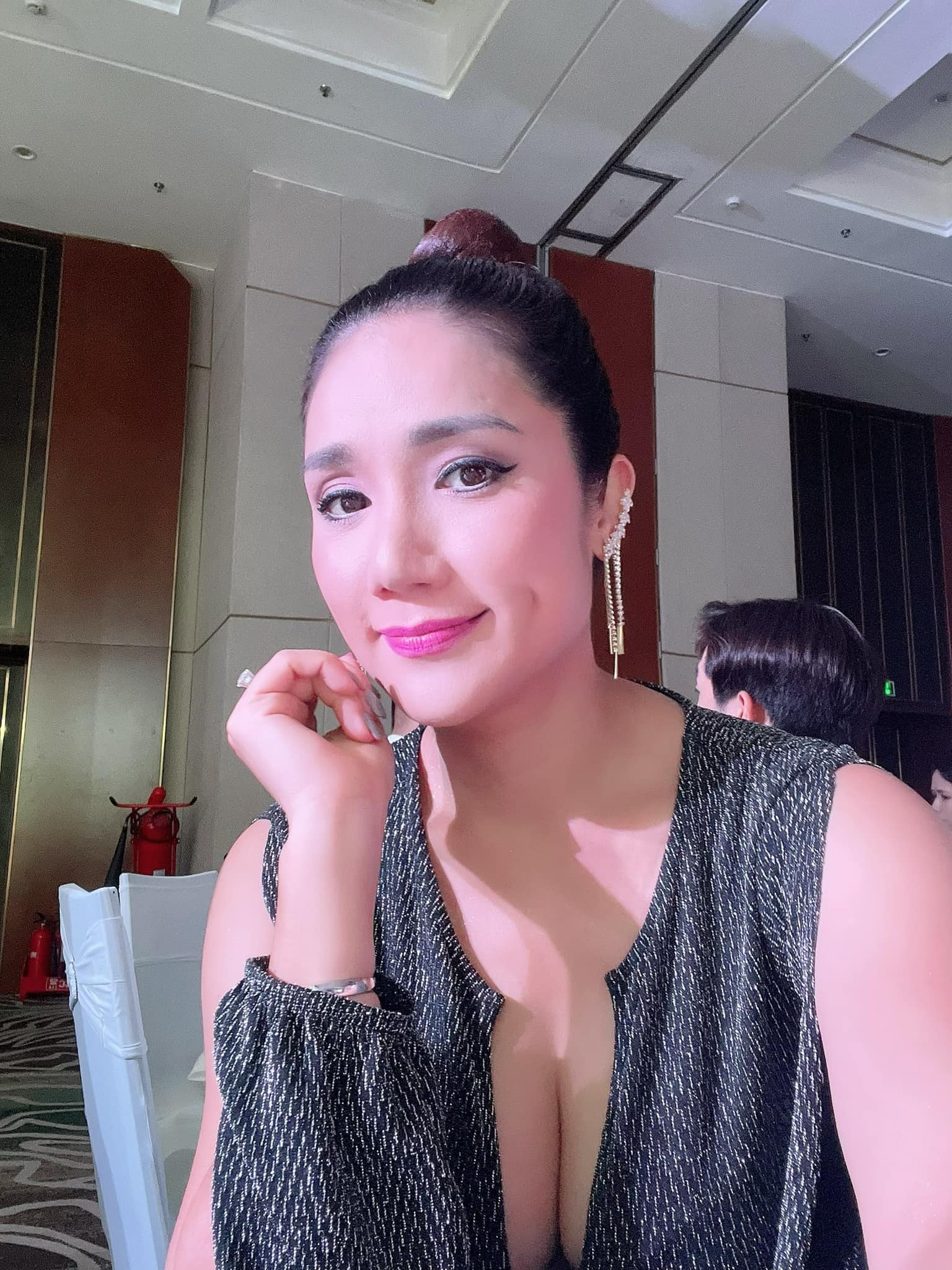 “Bà mối quốc dân” khoe nhan sắc mặn mà U50 hiếm người sánh được - 2