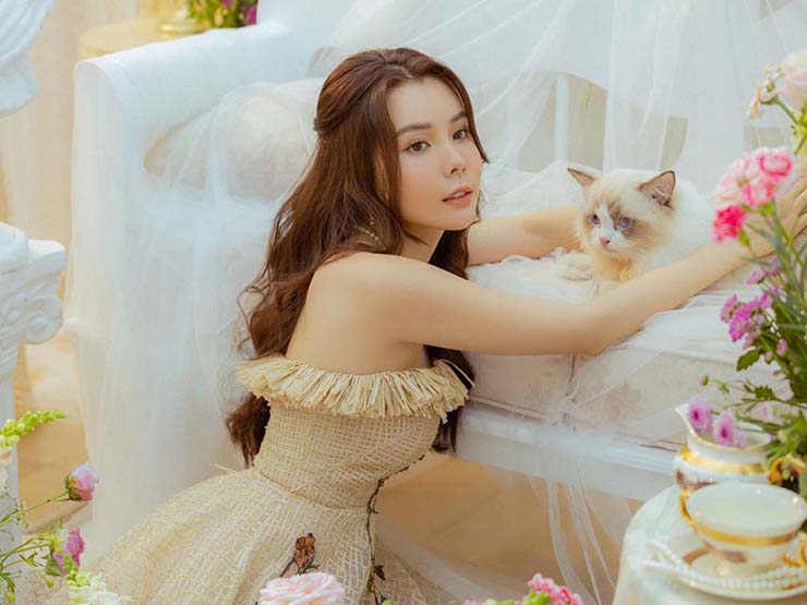 Đời sống Showbiz - Hoa hậu có vòng ba "cả mét" khoe sắc trong veo đón tuổi mới