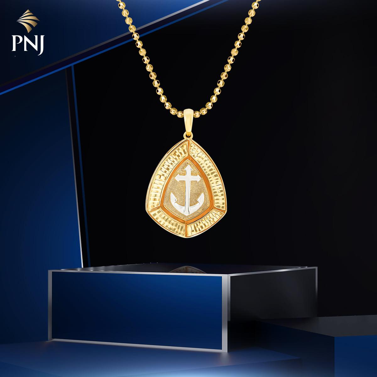 Vòng cổ là “trợ thủ đắc lực” giúp tạo điểm nhấn nhá phong trần cho quý ông và cũng dễ dàng mix&match với áo sơ-mi thanh lịch hay bộ suit sành điệu ở những sự kiện trang trọng.