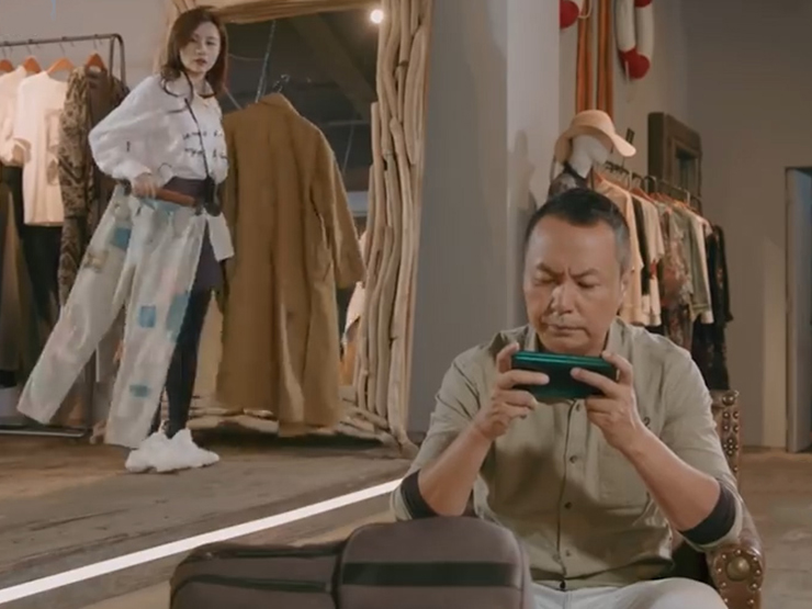 Clip hài hước - Đi mua sắm với vợ mà chàng trai mải mê chơi game nhận phải cái kết khó đỡ