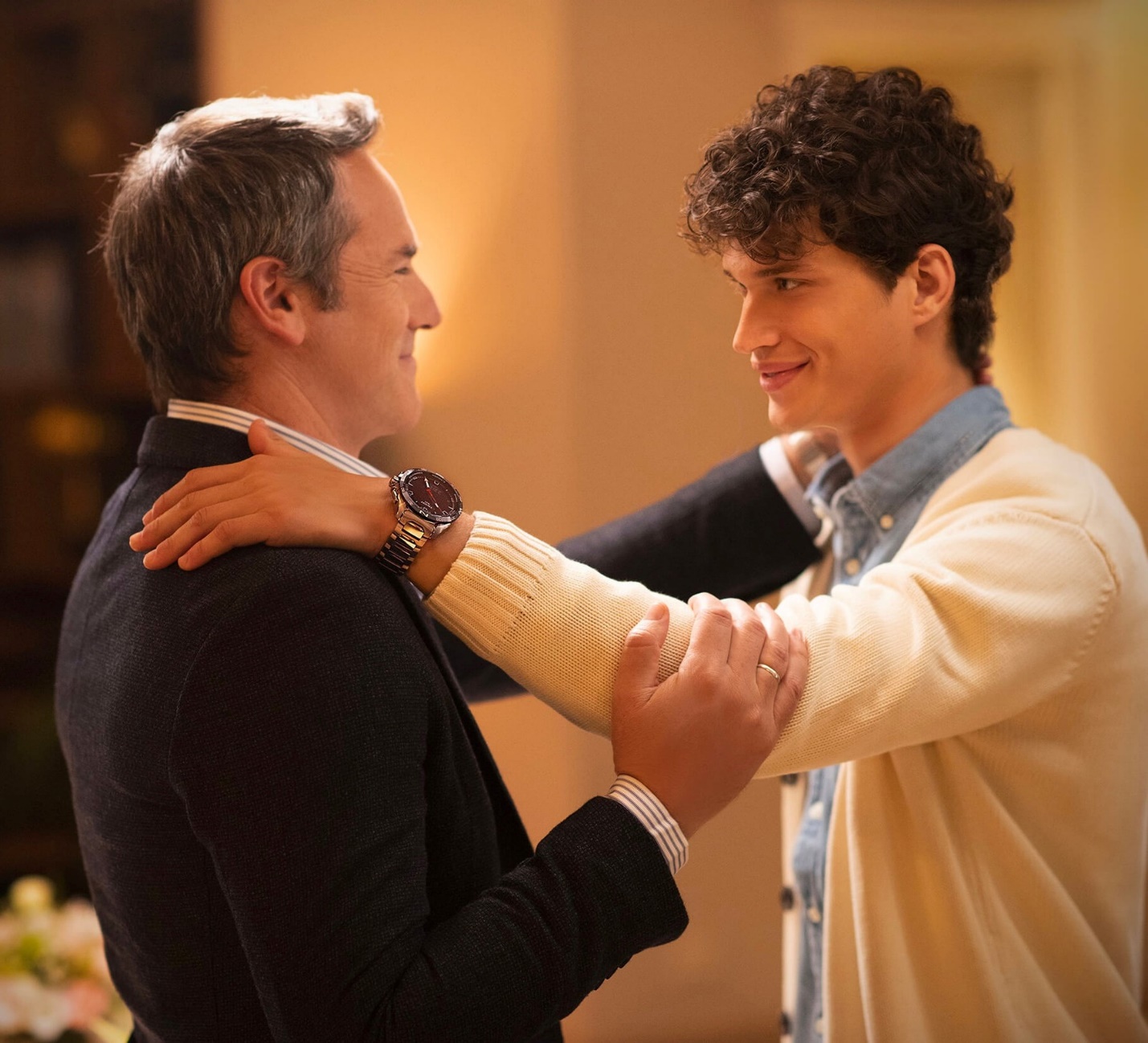 Đồng hồ với phái mạnh không chỉ có giá trị xác định thời gian, mà còn là món đồ thời trang đắt giá tạo nên phong cách. Vòng cổ, vòng tay hay nhẫn… có thể sẽ kén gu người mang, nhưng đồng hồ sẽ luôn là món quà lý tưởng dành tặng cha và các thành viên nam trong gia đình