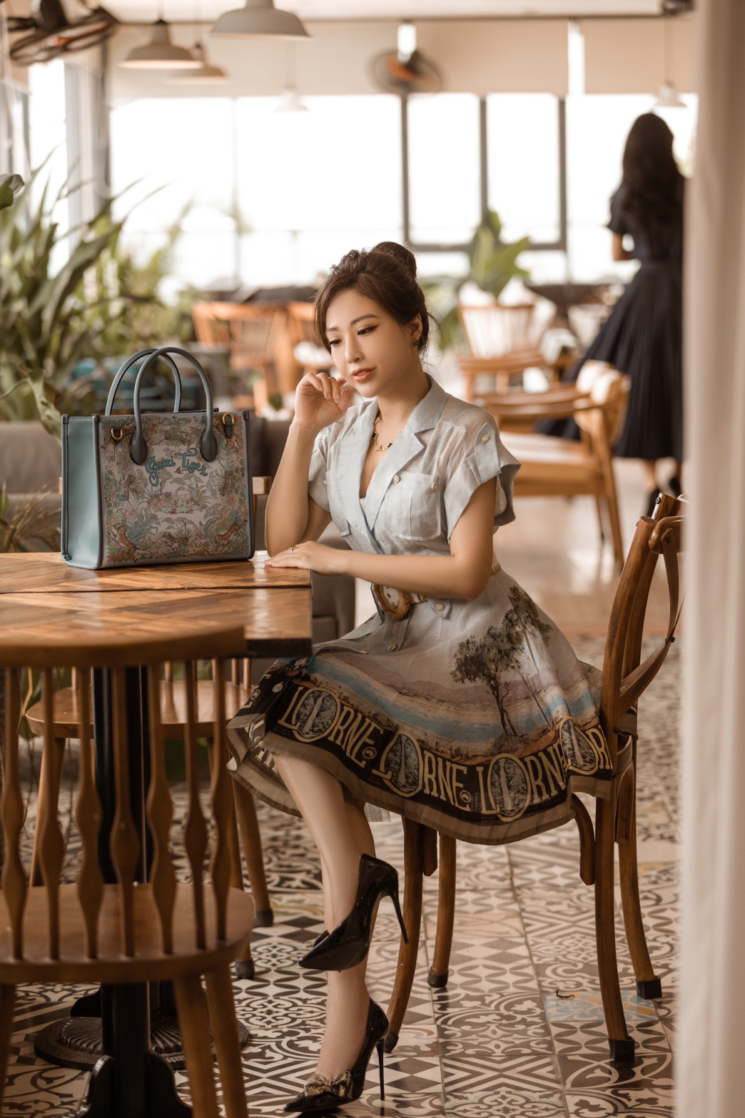 Gout thời trang sành điệu của chị Diễm Hằng.