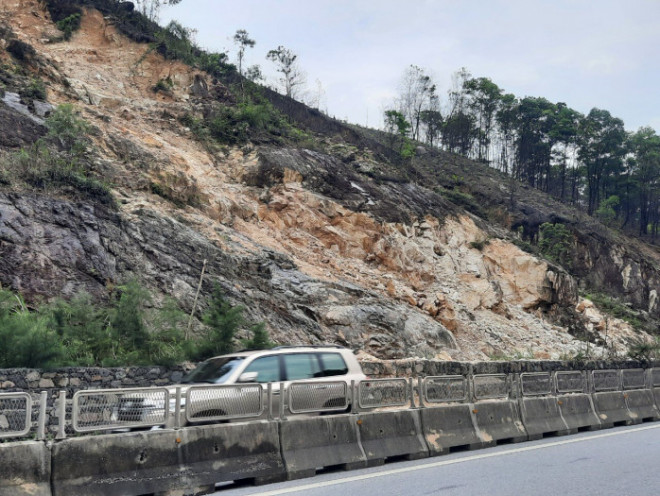 Những khối đất, đá lớn có nguy cơ độ ụp xuống người, phương tiện lưu thông trên tuyến tránh QL18A đoạn qua phường Cửa Ông, TP Cẩm Phả (Quảng Ninh)