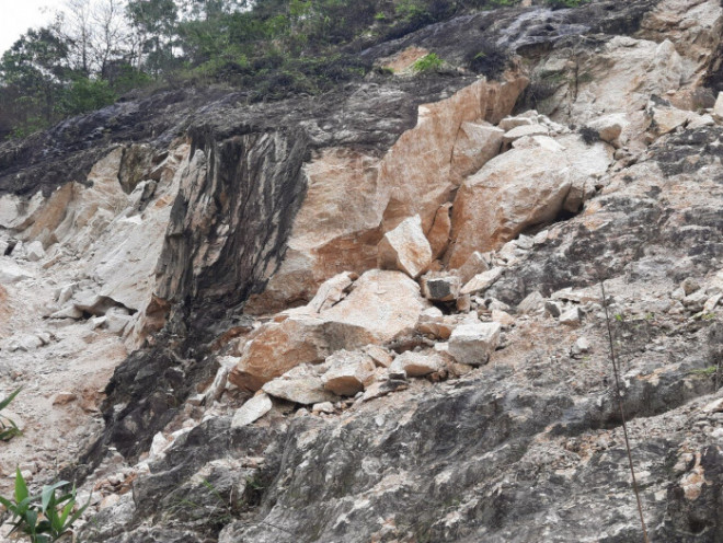 Những mảng đất, đá chênh vênh trên lưng chừng mái taluy