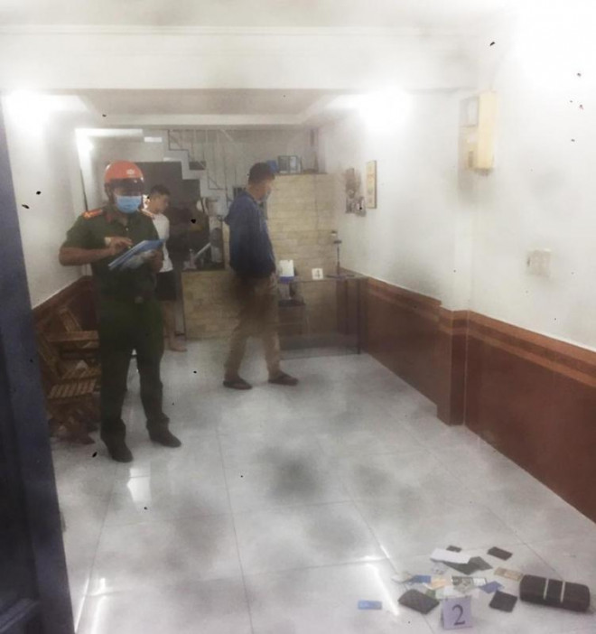 Công an khám nghiệm hiện trường.