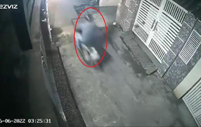 Hình ảnh đối tượng điều khiển xe SH của anh P rời khỏi hiện trường.