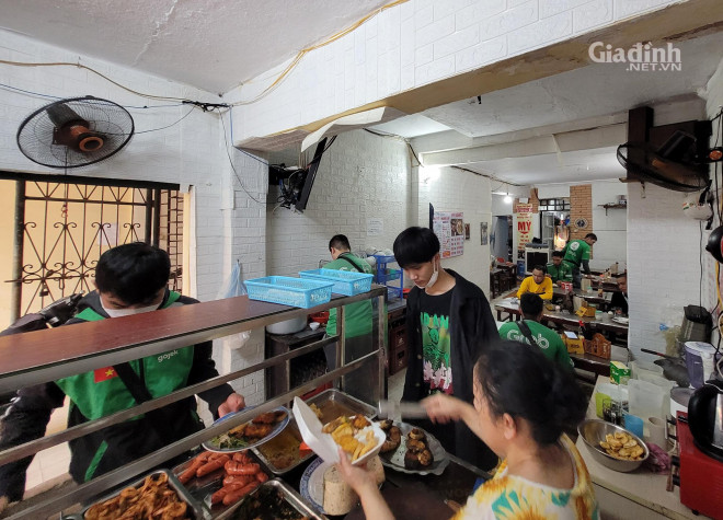 Trong bối cảnh giá cả nhiều mặt hàng tăng theo giá xăng dầu, các quán ăn bình dân đều trở nên đông khách.