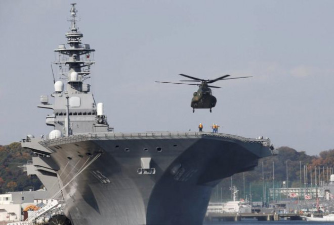 Tàu sân bay Izumo sẽ được 2 tàu khu trục, một tàu ngầm, máy bay tuần tra và những tàu khác, hộ tống. Ảnh - Reuters