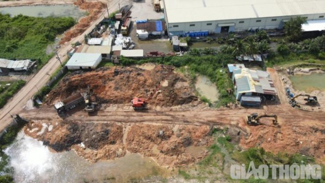 Các xe tải dán số điện thoại bà Xuân và tên công ty Thiên Ý chở đất lậu tại bãi đất cát không phép ở phường Phú Hữu, TP. Thủ Đức.