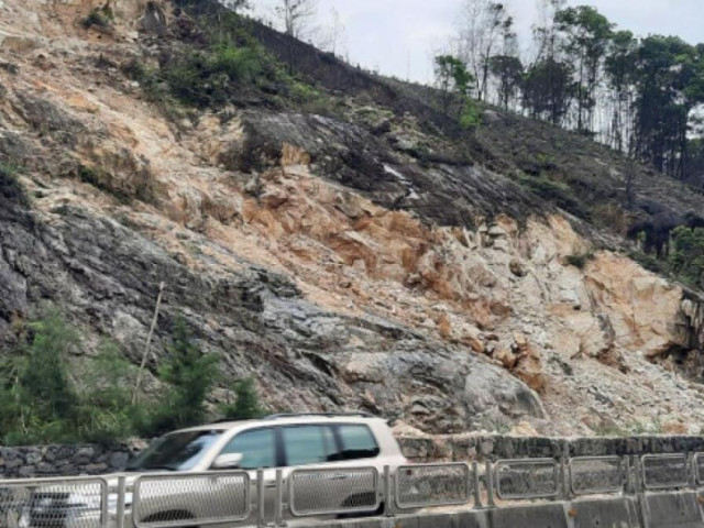 Tin tức trong ngày - Thon thót lo đá lở khi đi trên tuyến tránh quốc lộ 18A qua Cẩm Phả