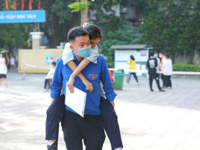 Giáo dục - du học - Những hình ảnh đẹp tuyệt vời: Công an, tình nguyện "tiếp sức mùa thi" cho sĩ tử Thủ đô