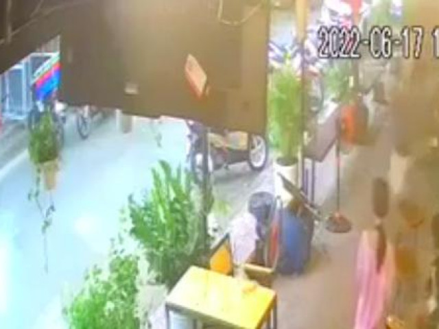 Tin tức trong ngày - Clip: Đang ngồi trong quán cà phê, nam thanh niên tử vong sau tiếng sấm sét