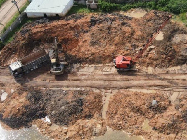 Tin tức trong ngày - Đất từ dự án King Crown Infinity theo xe "vua" ùn ùn về bãi không phép