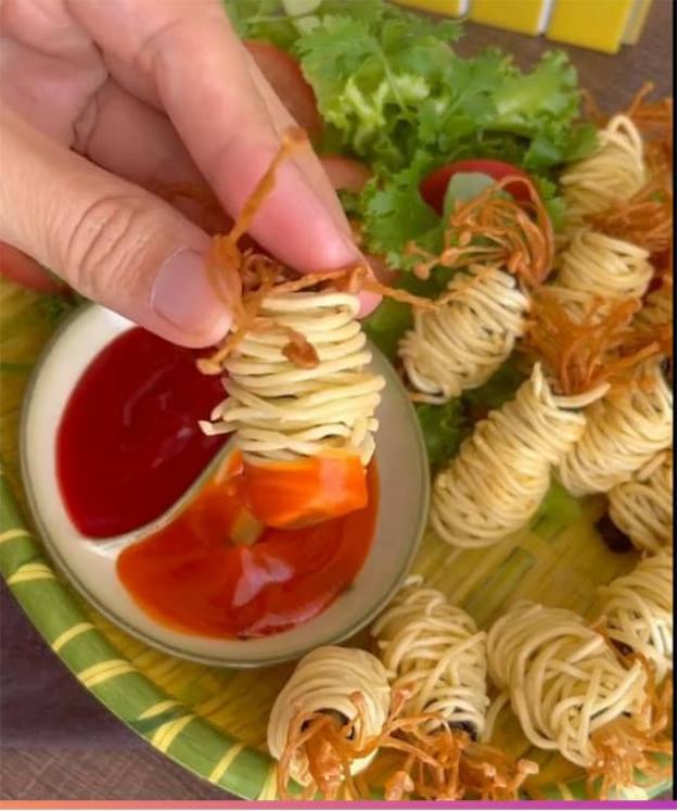 Món mì cuộn nấm kim chân và dong biển chiên này bạn chấm với tương cà hoặc tương ớt đều rất ngon.