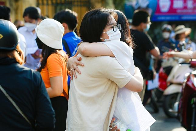 Trong kì thi tuyển sinh vào lớp 10 tại Hà Nội năm nay, chúng tôi đã bắt gặp những khoảnh khắc rất đẹp về tình cảm giữa cha mẹ và con.